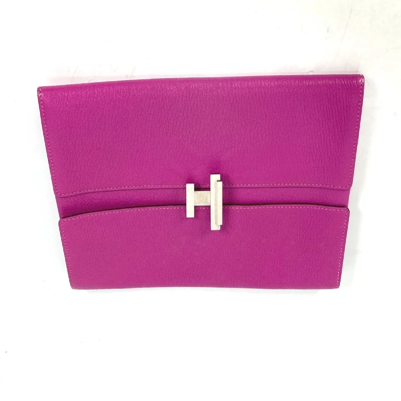 Handle bags with bold stripes for trendiness -Hermes  Leather Clutch Bag (Pre-Owned)