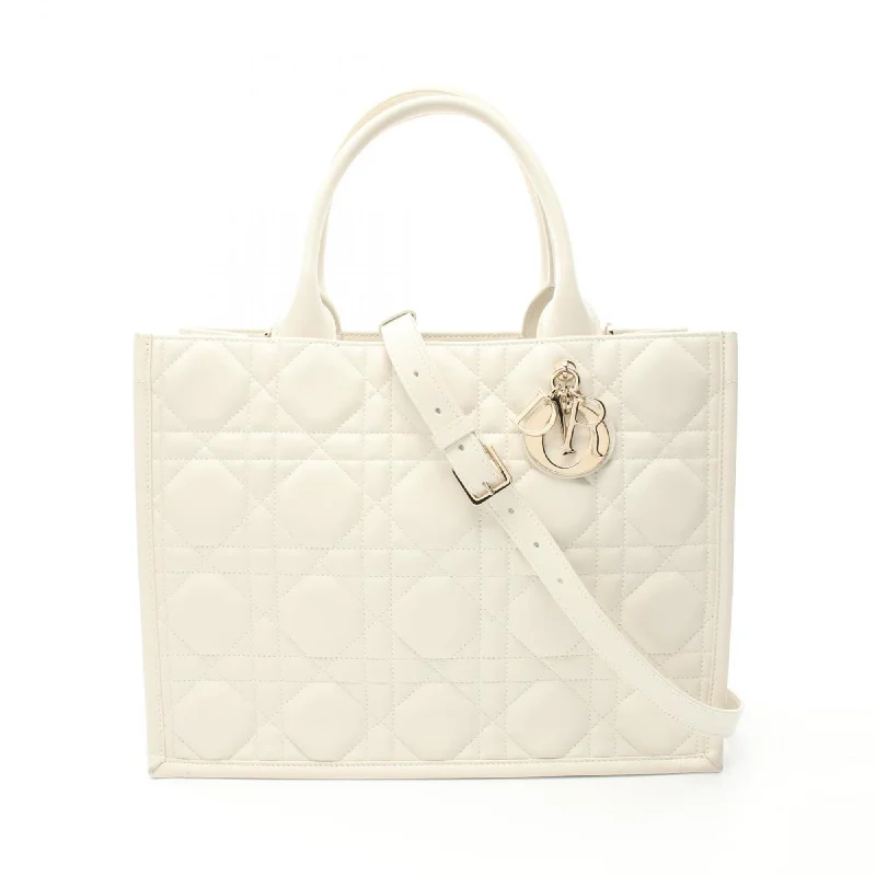 Quilted handle bags with stylish textured finish -Christian Dior  Leather Tote Bag (Pre-Owned)