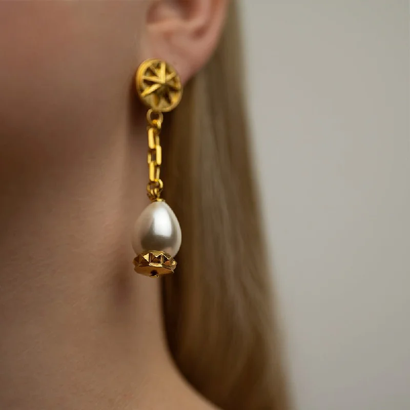 Medium hoop earrings for an everyday look with the perfect balance of style-Aster Pearl earring