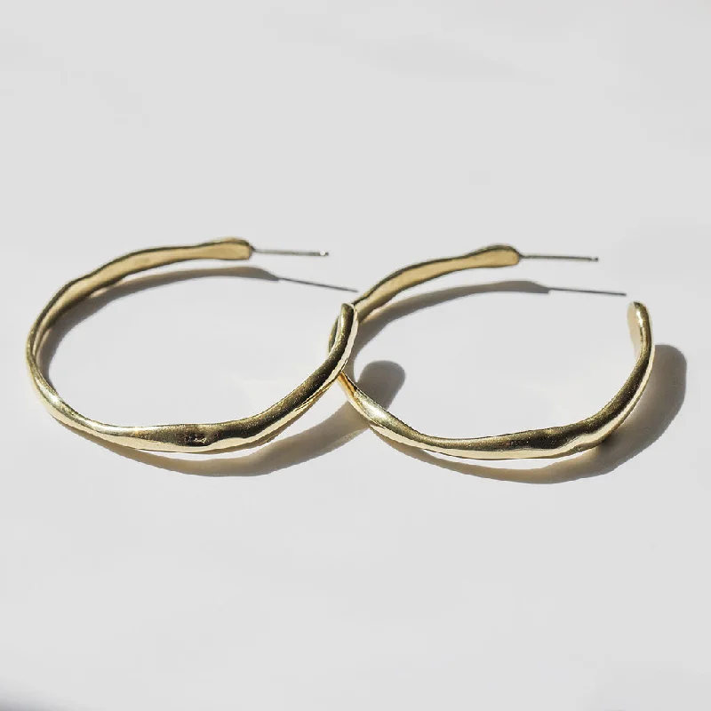 Best hoop earrings with minimal embellishments for a sleek and modern look-Curve Hoop Earrings